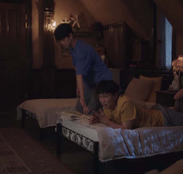 《雖然是精神病但沒關係》金秀賢原創細節9：默默撿麥克風，超強肢體搞笑