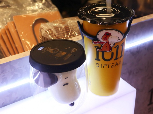 「史努比雙層玻璃杯」回來了！暗黑系列史努比，杯提、冷水壺等，滿滿限量周邊超誘人