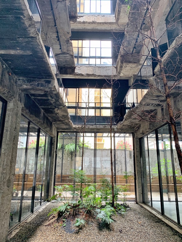 今晚就住廢墟！台中人氣網美打卡住宿「植光花園酒店」，廢墟中的綠意盎然超好拍！