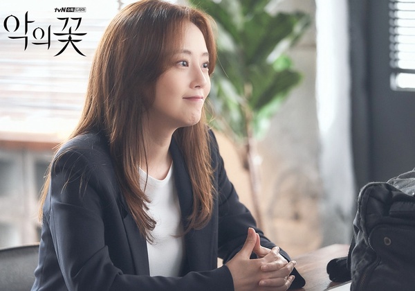 文彩元《惡之花》妝容美翻！化妝師公開妝容技巧及愛用品，水潤底妝、玫瑰MLBB唇推薦