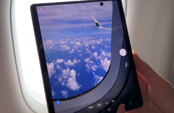 三星新一代摺疊手機 Galaxy Z Fold2 登場，左右雙開加大螢幕、拍照效果再升級！