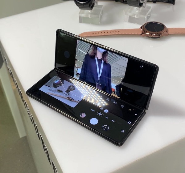 三星新一代摺疊手機 Galaxy Z Fold2 登場，左右雙開加大螢幕、拍照效果再升級！