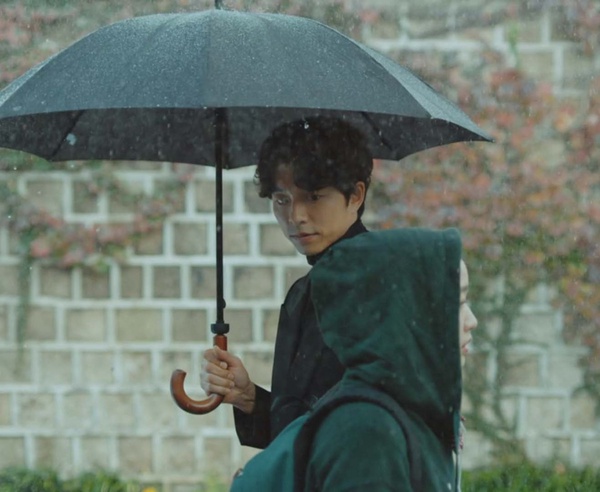 《九尾狐傳》李棟旭撐傘漫步、和趙寶兒擦肩,畫面意外撞梗《鬼怪》?