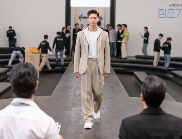 Netflix《青春紀錄》朴寶劍皮膚狀態、大長腿引熱議!劇中顏值太高啦!