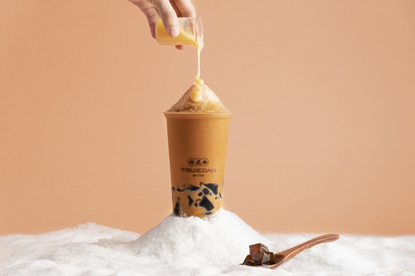 珍煮丹飲品變喝的剉冰！珍煮丹推「黑糖珍奶雪沙」、「泰泰仙草雪沙」，限時只賣3週！