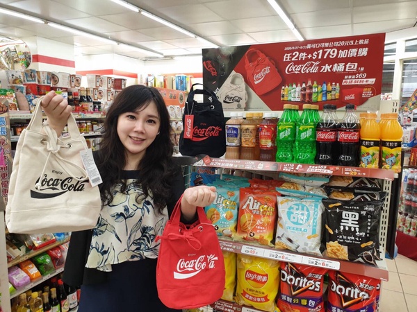 可口可樂「水桶包加價購」!OKmart獨家限定,還有機會抽中「可口可樂懶人沙發」!