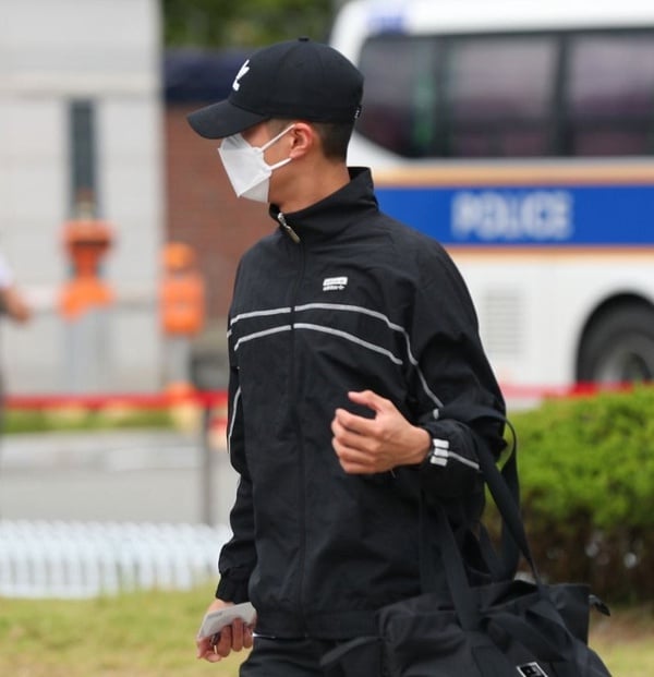 《青春紀錄》朴寶劍軍隊近照！朴寶劍「海軍鋼琴兵」超難考，軍中舉槍訓練，少年感依舊