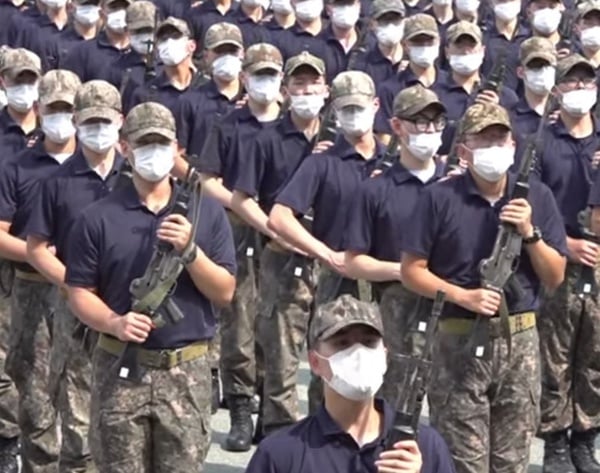 >>《青春紀錄》朴寶劍軍隊近照！朴寶劍「海軍鋼琴兵」超難考，軍中舉槍訓練，少年感依舊！>>