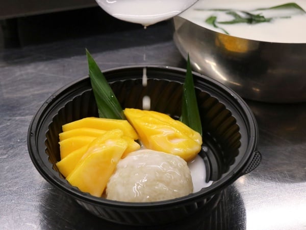 「芒果糯米飯」台北街頭也有!泰國主廚操刀,椰奶與芒果的香甜滋味,味道認真很道地