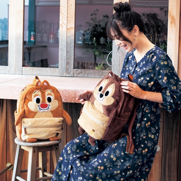 迪士尼超萌「娃娃背包」上市！小熊維尼、米奇、奇奇蒂蒂毛絨造型，可愛到心臟爆擊！