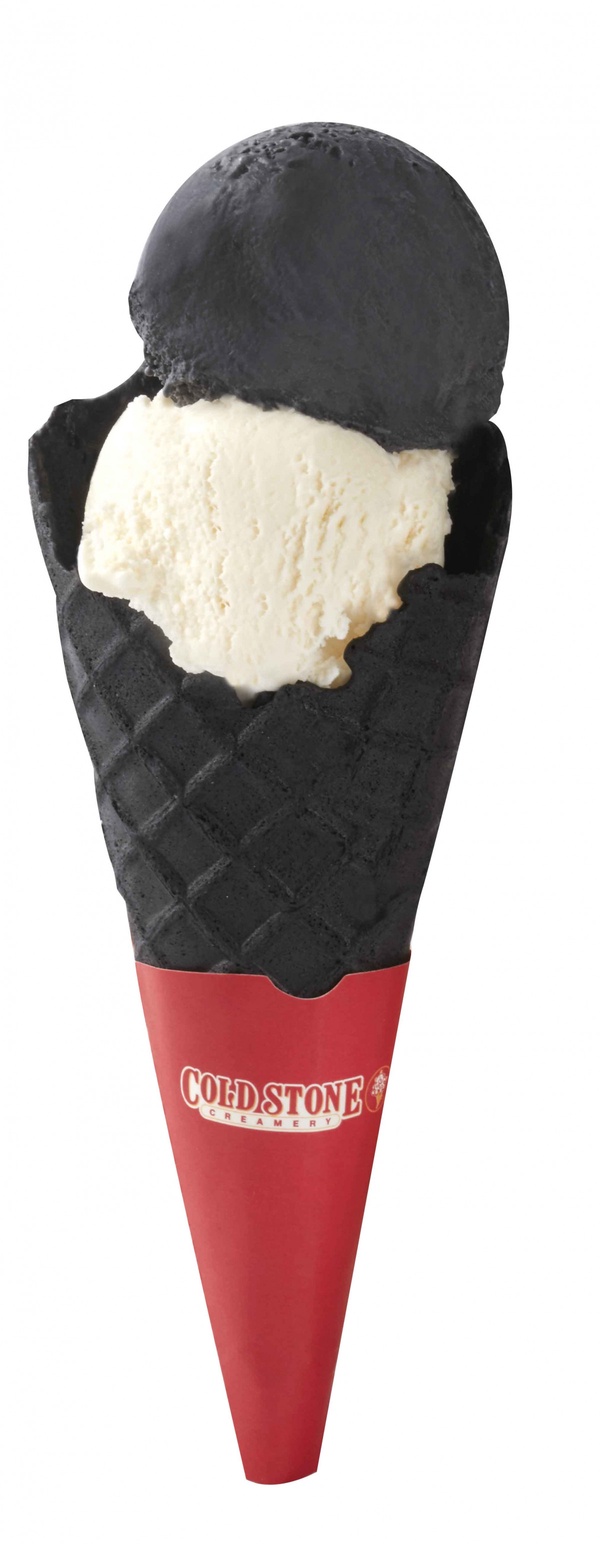 極濃黑牛奶冰淇淋+KitKat！COLD STONE推黑色牛奶冰淇淋、白色蜂蜜冰淇淋！