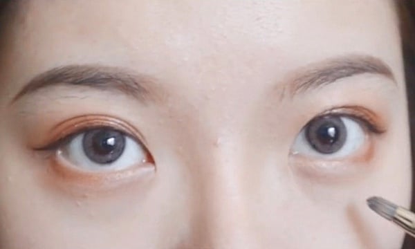 化妝師親授「眼下遮瑕」教學！黑眼圈、淚溝、眼袋不卡紋遮瑕技巧，這步驟是關鍵