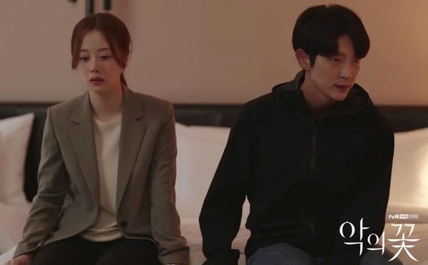 李準基文彩元《惡之花》戲外更甜！李準基圈住老婆讀劇本，文彩元：「他一如既往地帥」