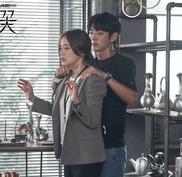 《惡之花》14集李準基&amp;文彩元被銬在一起？劇情越來越虐心！