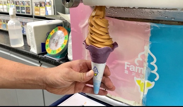 全家與珍煮丹聯名推「泰泰厚奶霜淇淋」！香濃泰奶冰加上加紫色餅皮9/20起登場！