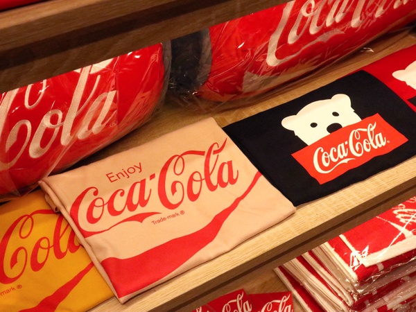 可樂迷必收！上百樣「COCA COLA」經典LOGO周邊，台灣限定款「可口可樂抱枕」超可愛