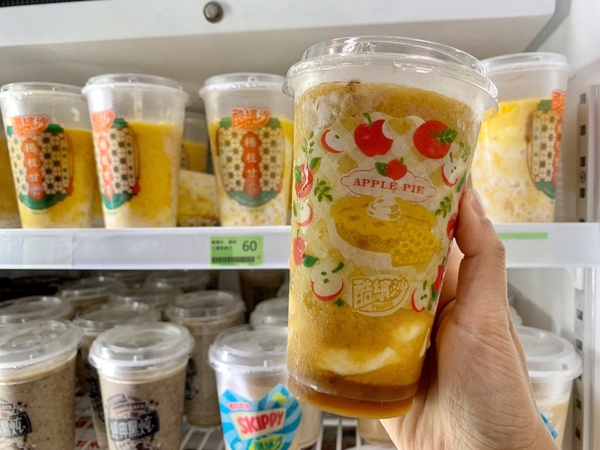 蘋果派變成酷繽沙啦！全家便利商店推「蘋果派酷繽沙」，蘋果丁+蓮花餅乾超有層次！