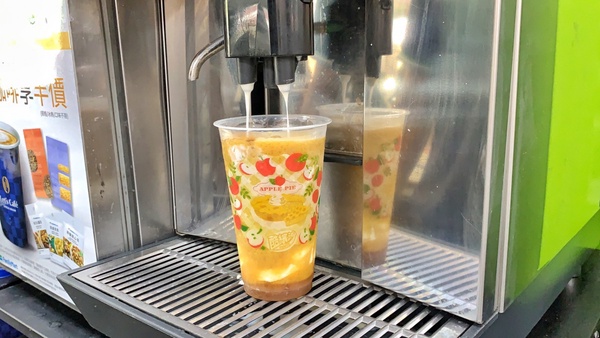 蘋果派變成酷繽沙啦！全家便利商店推「蘋果派酷繽沙」，蘋果丁+蓮花餅乾超有層次！