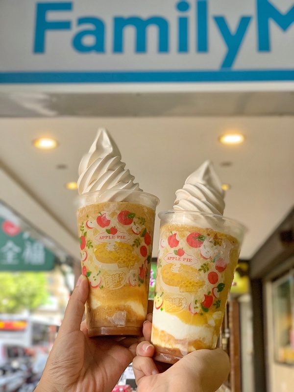 蘋果派變成酷繽沙啦！全家便利商店推「蘋果派酷繽沙」，蘋果丁+蓮花餅乾超有層次！