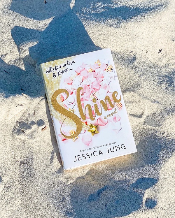 少時Jessica自傳小說9月底發行！《Shine》描寫演藝圈黑暗與辛酸，並預計開拍成電影！