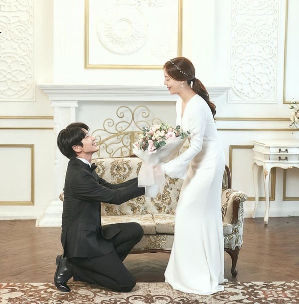 《惡之花》結局彩蛋細節解析！李準基文彩元婚戒代表「我愛你」，賢收工坊藏對老婆的愛