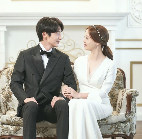 《惡之花》結局彩蛋細節解析！李準基文彩元婚戒代表「我愛你」，賢收工坊藏對老婆的愛