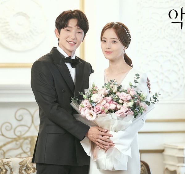 《惡之花》結局高甜婚紗照公開！李準基＆文彩元滿滿夫妻感！