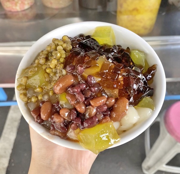 加10種料只要40元!台東美食「古早味阿桑剉冰」銅板價位,整碗冰就有半碗料