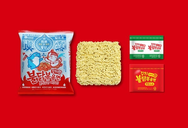 真露燒酒Ｘ三養全新推出「泡菜辣雞麵」，酸辣滋味+Q彈麵條，讓人一口接著一口停不下來