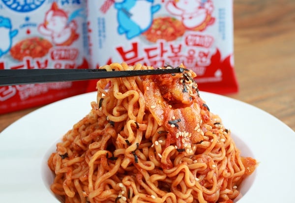 真露燒酒Ｘ三養全新推出「泡菜辣雞麵」，酸辣滋味+Q彈麵條，讓人一口接著一口停不下來