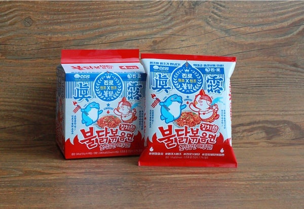 真露燒酒Ｘ三養全新推出「泡菜辣雞麵」，酸辣滋味+Q彈麵條，讓人一口接著一口停不下來