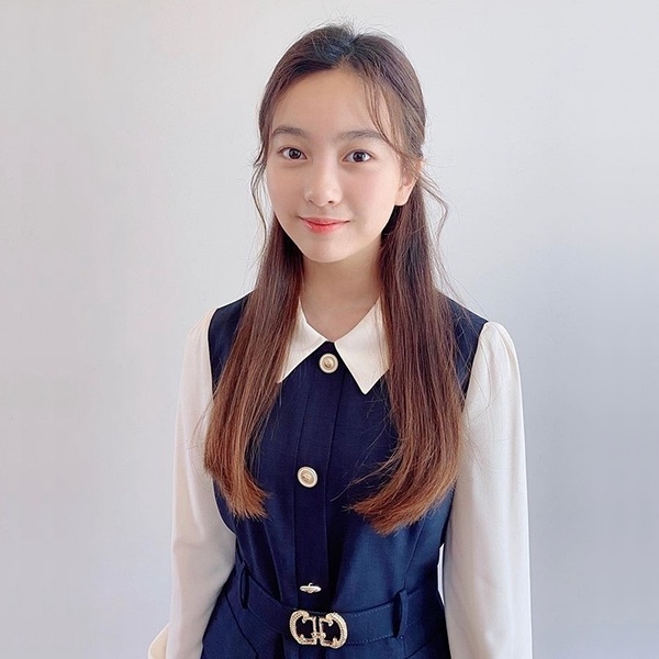 《7號房的禮物》小妍思長大了！清純美貌完全沒長歪、身材高挑纖瘦，明星臉神似金裕貞