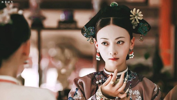 回顧10位頂流小花的清宮劇造型！楊冪俏麗、趙麗穎甜美，李沁《如懿傳》超級經典