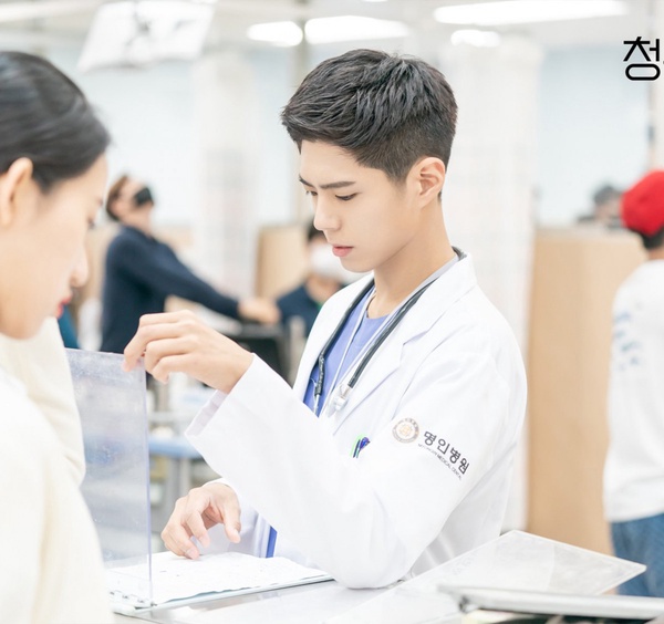 《青春紀錄》徐玄振客串登熱搜第一！朴寶劍直球告白徐玄振：「前輩要和我交往嗎？」