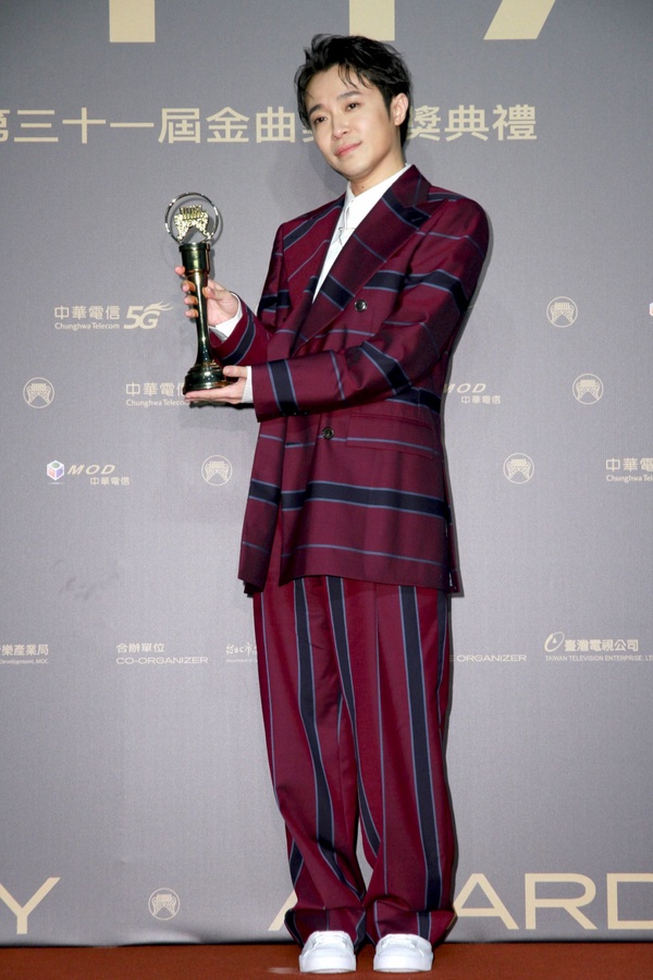 金曲31/青峰獲得最佳男歌手!「我要謝謝自己沒有被打倒,謝謝我自己死命地去唱歌」