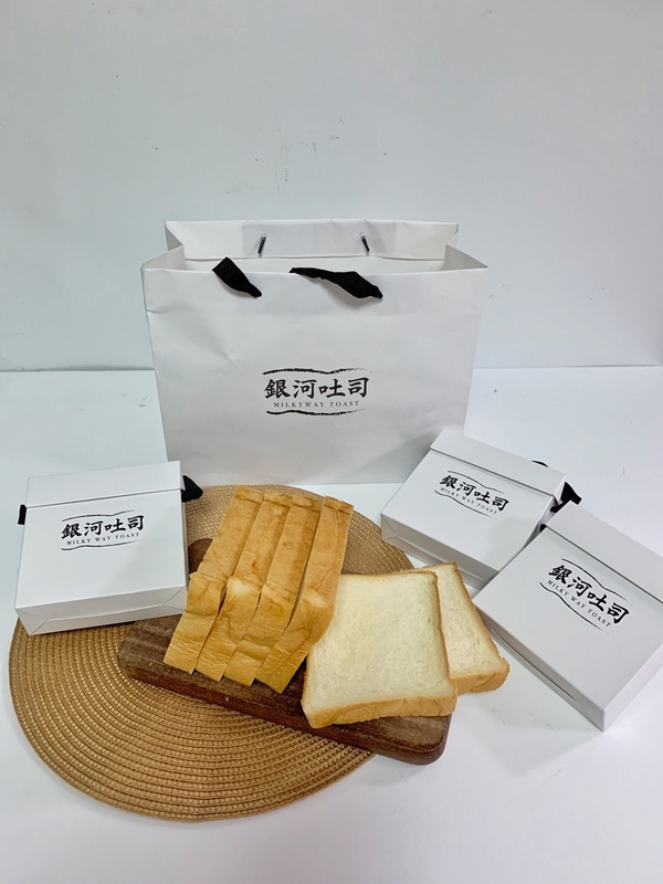 人氣網購吐司「銀河吐司」首次快閃店來了！銀河吐司、雲朵吐司都有，加碼推串烤吐司！
