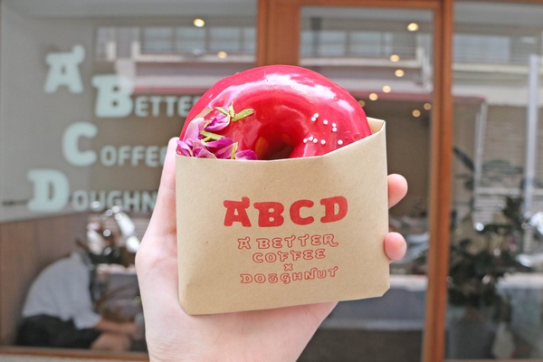 IG超夯的甜甜圈店「ABCD」!花生醬培根、烤布蕾等超人氣口味,配杯咖啡來場下午茶時光