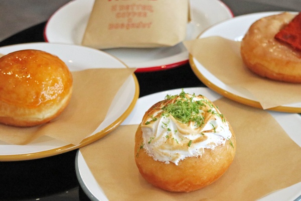 IG超夯的甜甜圈店「ABCD」!花生醬培根、烤布蕾等超人氣口味,配杯咖啡來場下午茶時光