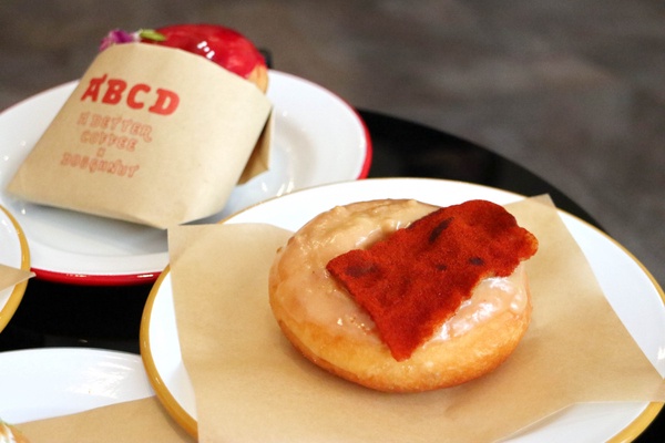 IG超夯的甜甜圈店「ABCD」！花生醬培根、烤布蕾等超人氣口味，配杯咖啡來場下午茶時光