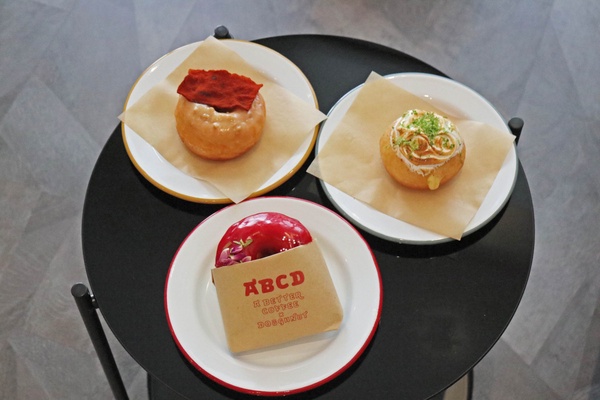 IG超夯的甜甜圈店「ABCD」!花生醬培根、烤布蕾等超人氣口味,配杯咖啡來場下午茶時光