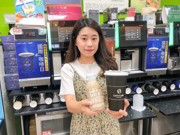 豆乳控必喝！全家便利商店首度推出「厚豆乳拿鐵」、「厚豆乳」，濃郁豆乳超香！