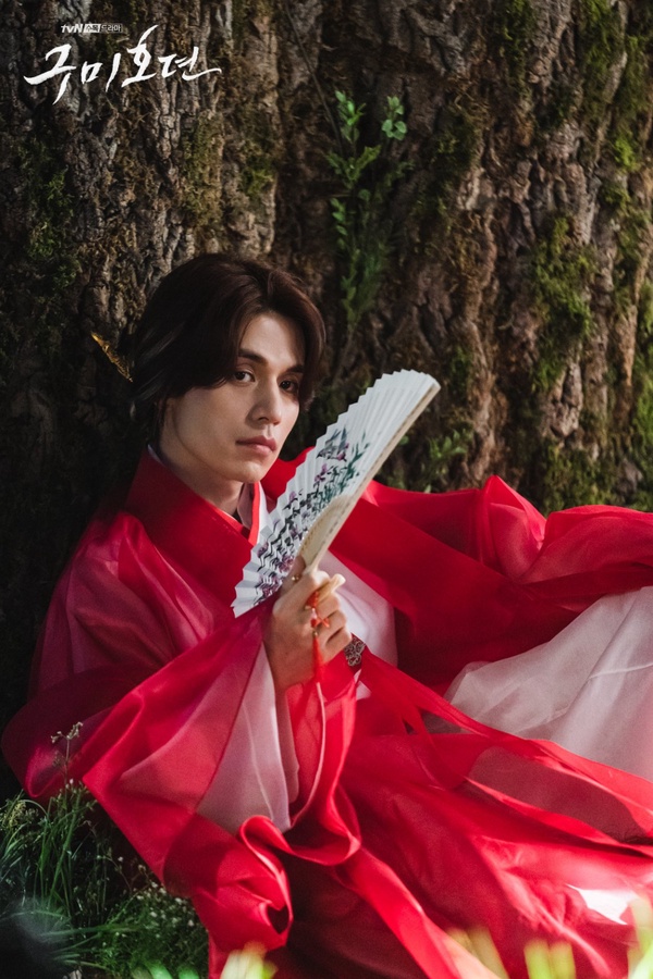 《九尾狐傳》李棟旭古裝造型被吐嘈!紅棕長髮+大紅色古裝,讓人好出戲?