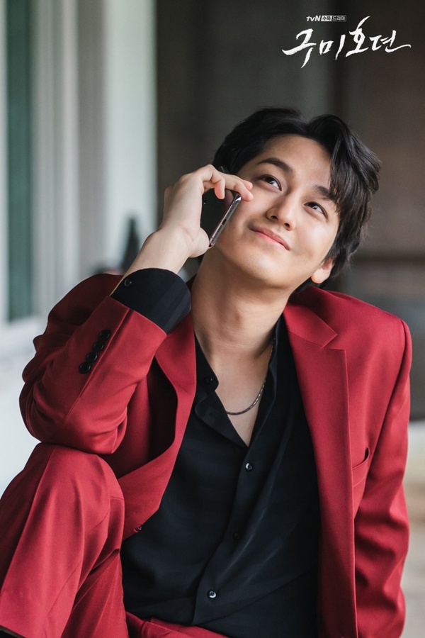 李棟旭《九尾狐傳》狐狸兄弟太有愛！李棟旭金汎戲外「看起來太相愛」，導演都看不下去