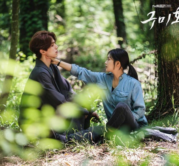 李棟旭《九尾狐傳》狐狸兄弟太有愛！李棟旭金汎戲外「看起來太相愛」，導演都看不下去