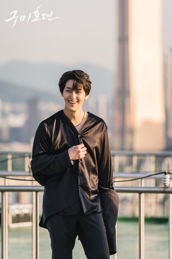 李棟旭《九尾狐傳》狐狸兄弟太有愛！李棟旭金汎戲外「看起來太相愛」，導演都看不下去