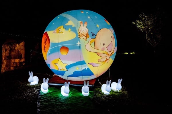 超大月球現身平溪！平溪菁桐「5大光影裝置藝術」夢幻登場，月亮鞦韆+繽紛光影超浪漫～