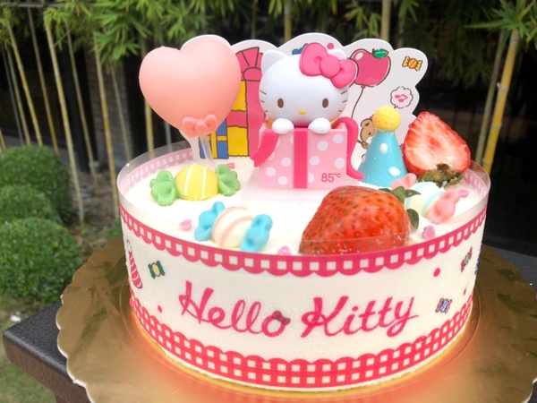 Kitty變蛋糕了!85℃推出「Hello Kitty蛋糕派對」,布丁內餡與粉嫩蛋糕,預計這天開賣