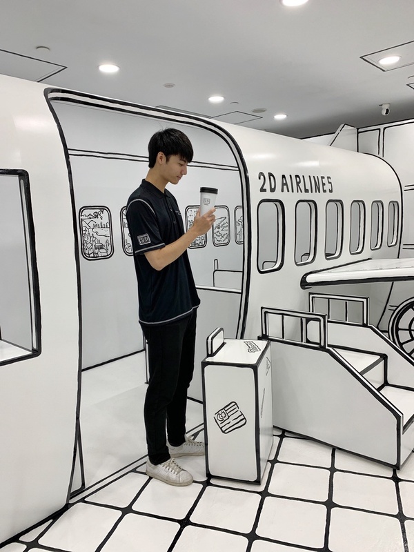 到2D Cafe吃飛機餐！2D Cafe變身飛機場進駐台北101，快來登機打卡、吃飛機餐！