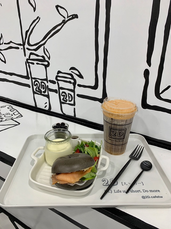 到2D Cafe吃飛機餐！2D Cafe變身飛機場進駐台北101，快來登機打卡、吃飛機餐！