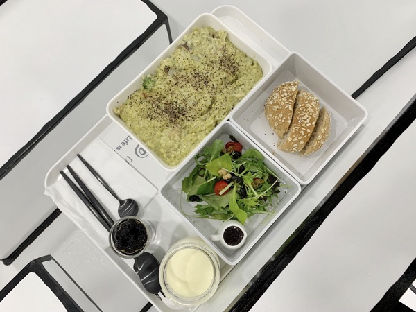 到2D Cafe吃飛機餐！2D Cafe變身飛機場進駐台北101，快來登機打卡、吃飛機餐！